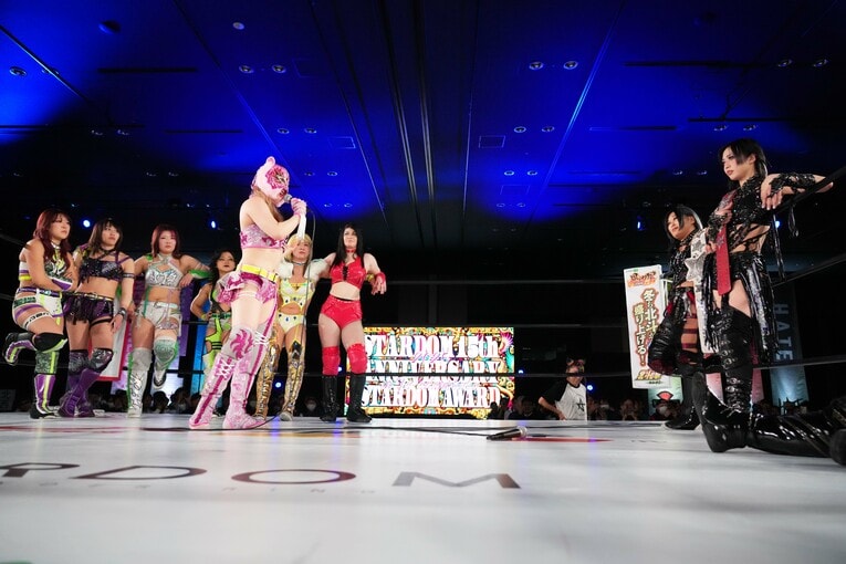 上谷沙弥に話しかけるスターライト・キッド　©Essei Hara