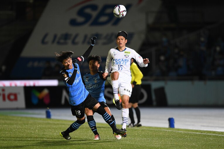 第3節の川崎戦で、現日本代表の三笘薫、旗手怜央と競り合う岸本武流