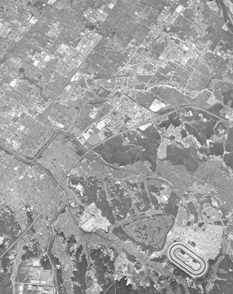 1978年の栗東の航空写真。1969年にトレセンが開場、右下に開設された様子がよく分かる　出典：国土地理院の空中写真