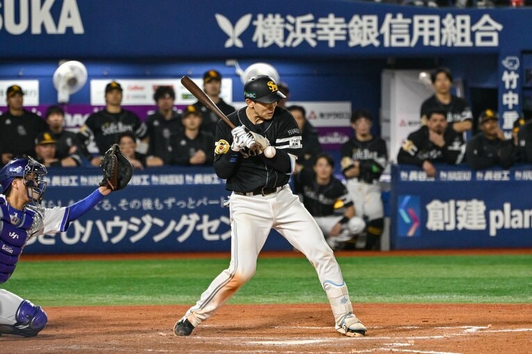 延長11回、山本が左前腕にモロに受けた死球の決定的瞬間　©️Nanae Suzuki