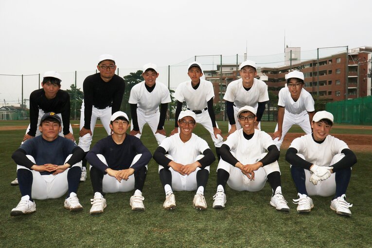 主将・堀坂を中心に写真に収まる灘高校ナイン　©️Fumi Sawai