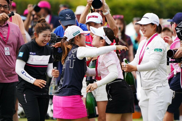 エビアン選手権を制し、西村優菜らに祝福される古江彩佳　©︎Shizuka Minami