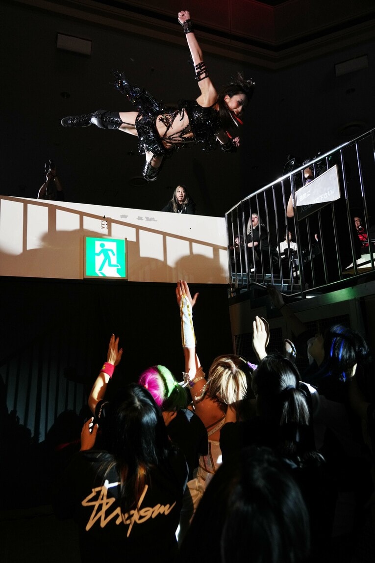 中野たむ目掛けてダイブする上谷沙弥　©Essei Hara