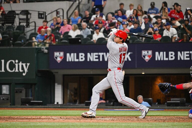 鮮やかなアーチを架ける大谷　©Nanae Suzuki