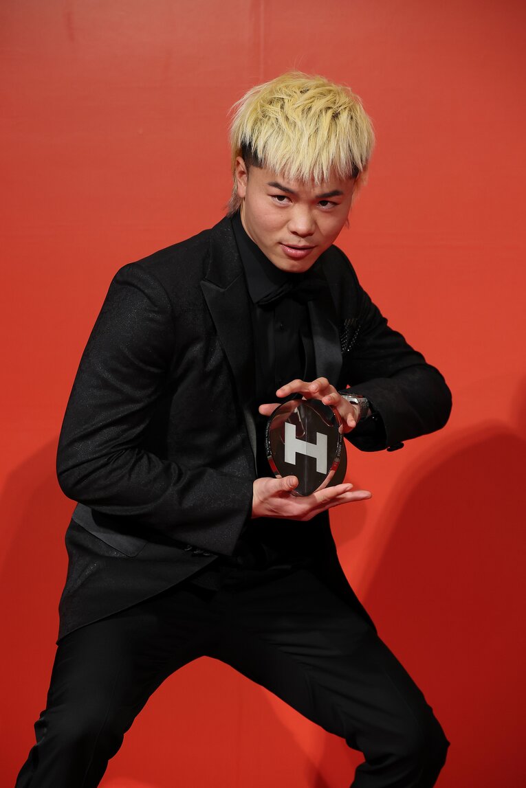 「HEROs AWARD 2024」を受賞し、トロフィーを手にかめはめ波のポーズ　©︎Shigeki Yamamoto