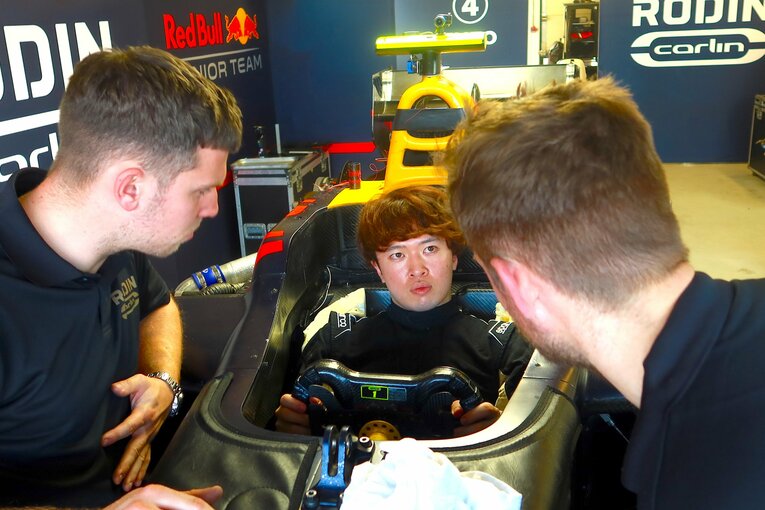 2024年シーズンを戦うロダン・カーリンのF2マシンのコクピットに収まる宮田莉朋　©Masahiro Owari