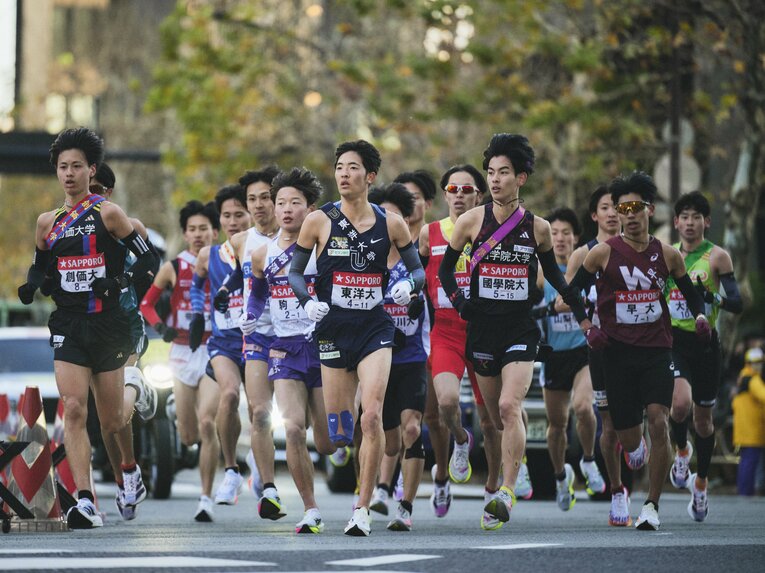 第101回箱根駅伝、駒澤大からは帰山侑大（3年）が登場した1区。中央大が大逃げし、集団で追う展開に　©Yuki Suenaga