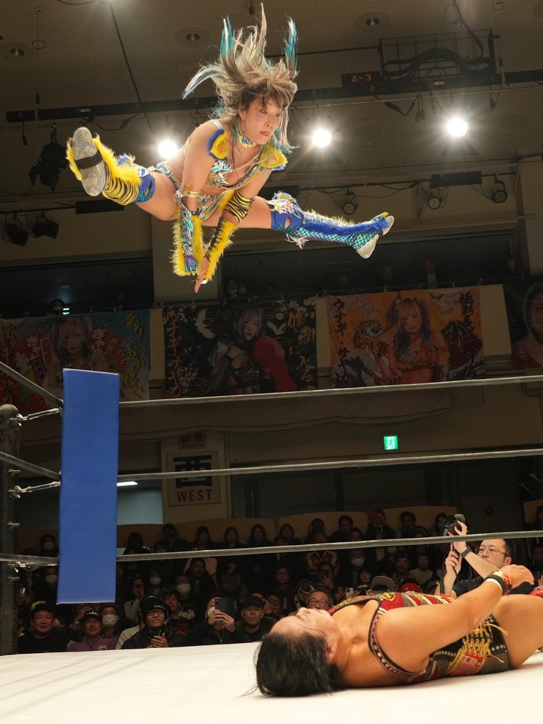 ウナギ・サヤカのコーナーからのダイビングアタック　©Essei Hara