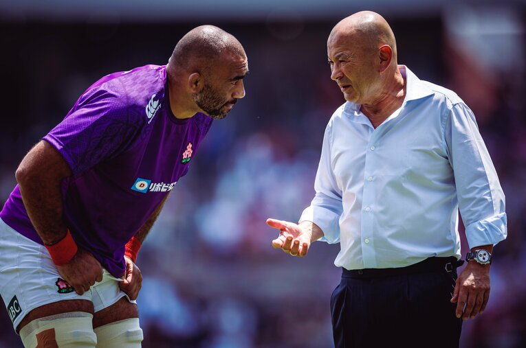 試合前、キャプテンのリーチ マイケル（左）と言葉をかわすエディー・ジョーンズHC ／ photograph by Kiichi Matsumoto