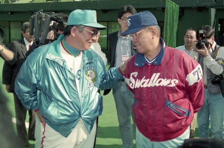 1993年10月22日、日本シリーズ開幕前の前日練習で言葉を交わす西武の森祇晶監督とヤクルトの野村克也監督。前年から続く名将同士の“知恵比べ”はついにクライマックスを迎えた ／ photograph by Sankei Shimbun