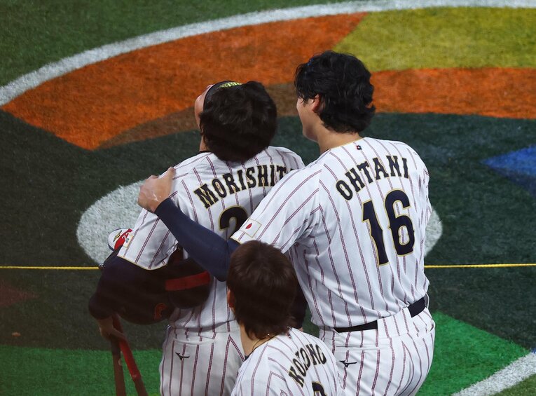 12日の練習、ライブBPでの投球を終えて、森下翔太（左）に抱きつく大谷　©Sankei Shimbun