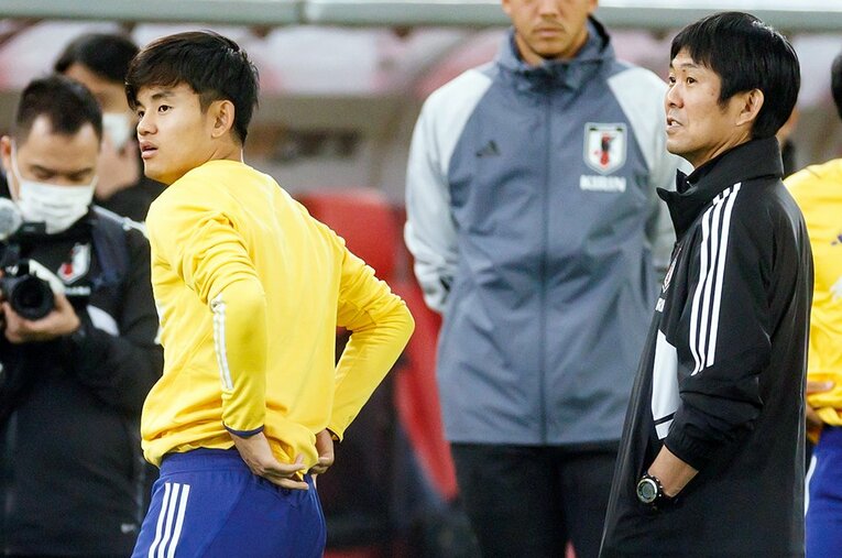 森保監督から声を掛けられる久保（22年9月）　©Kiichi Matsumoto