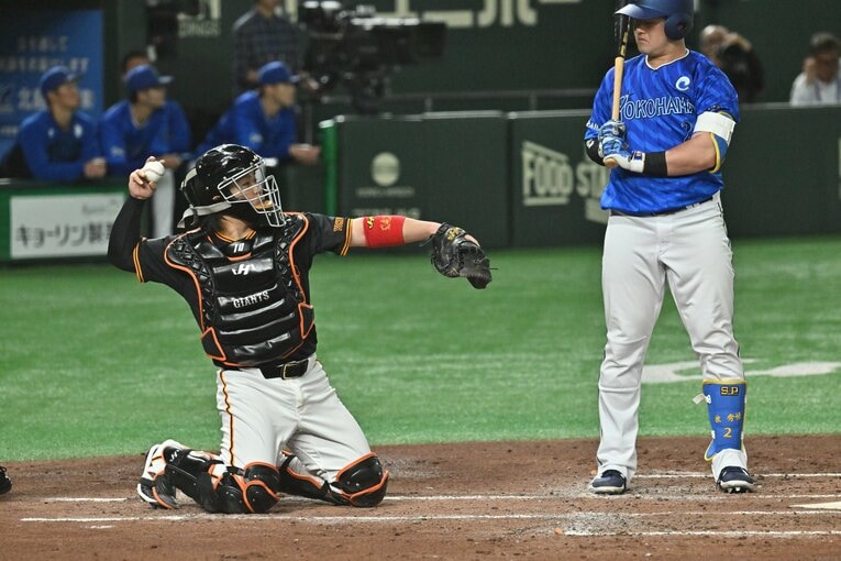 同じ球種や同じコースをあえて続ける「攻めの配球」が持ち味だという甲斐　©︎Hideki Sugiyama