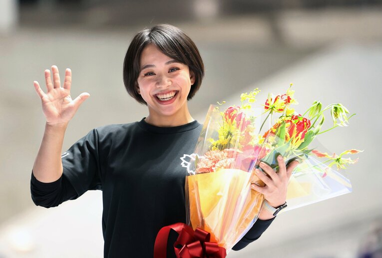 引退セレモニーで笑顔　©JIJI PRESS