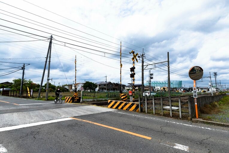 踏切から「競馬場通り」を進んでいく