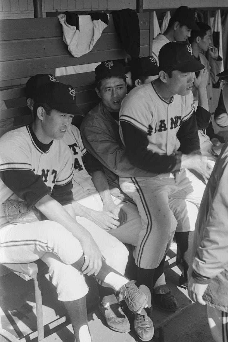 ベンチでチームメイトをくつろぐ王貞治（1965年）©︎BUNGEI SHUNJU