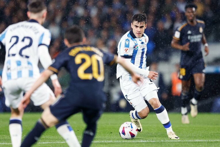 バレネがマークを引きつけると、フリーになった久保がフィニッシュのチャンスを得た