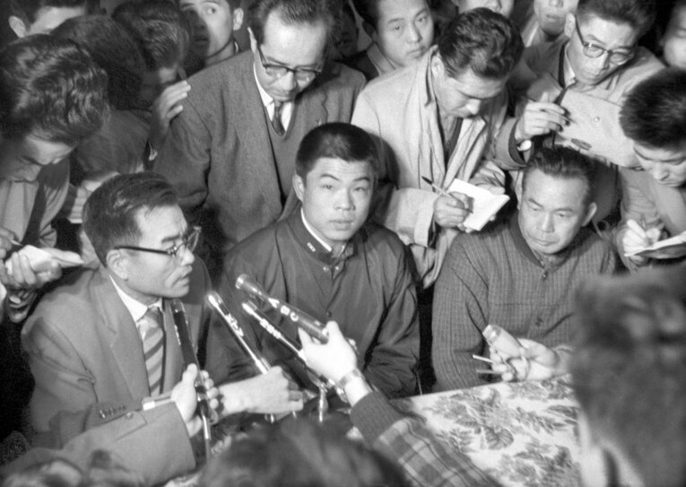 浪商を2年で中退し、東映入り。父（右）、おじ（左）と共に記者会見する尾崎行雄　©KYODO