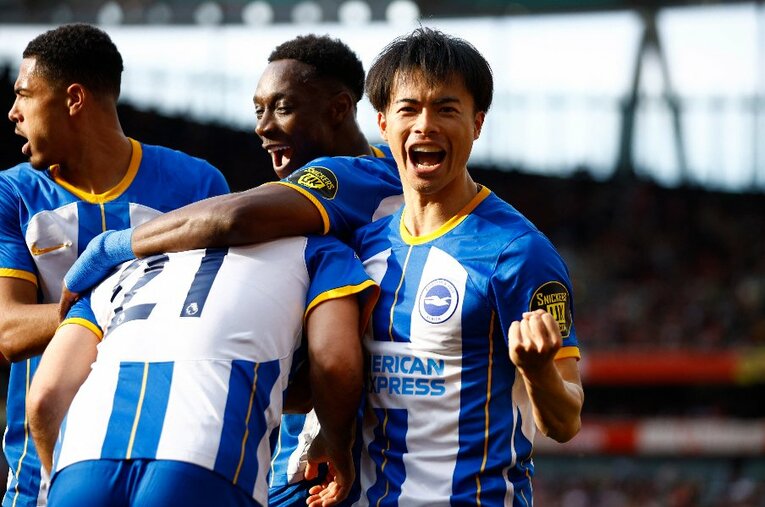 3－0で勝利したアーセナル戦。FWウンダブの2点目を祝福する三笘薫（25歳） ／ photograph by AFLO