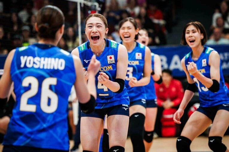 フェルハト・アクバシュ監督を迎え、新体制がスタートしたバレーボール女子日本代表。25歳の石川真佑がキャプテンに就任した ／ photograph by Volleyball World