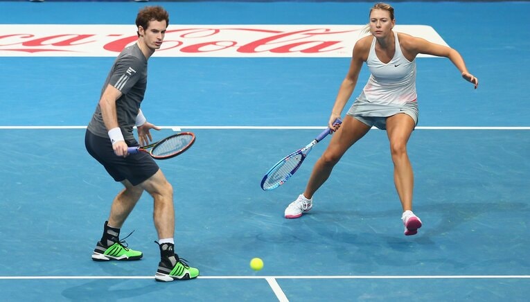 2014年のエキシビションマッチではともにプレーしたマリー（左）とシャラポワだったが……©Getty Images