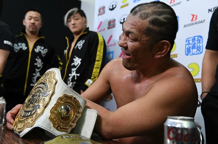 インターコンチネンタル王座のベルトを置いて、ビールを飲みながらの記者会見。ついに……鈴木の復活劇が始まった！ ／ photograph by Essei Hara