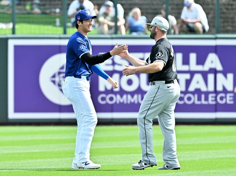 オープン戦で、エンゼルス時代の同僚、ムスタカスと再会　©JIJI PRESS