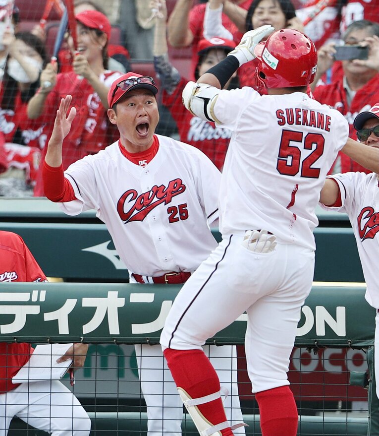 CS第2戦の末包のホームランにハイタッチで応える新井監督　©︎JIJI PRESS