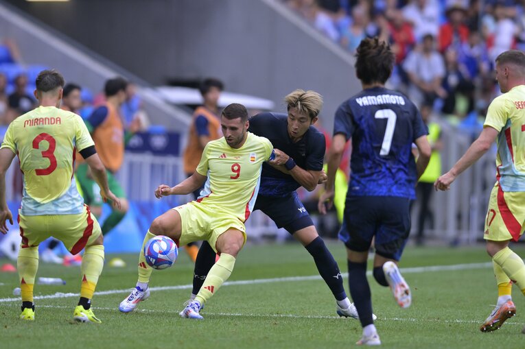 パリ五輪、スペイン代表アベル・ルイスと競り合う関根　©Koki Nagahama/JMPA