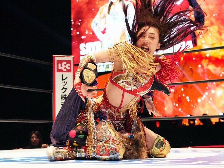 フキゲンです★をフォールする上谷沙弥　©Essei Hara