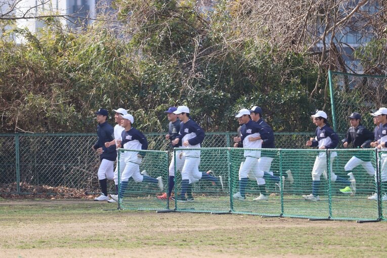 女子ソフト部との共用グランドで練習する水戸三の選手たち　©Yuki Kashimoto