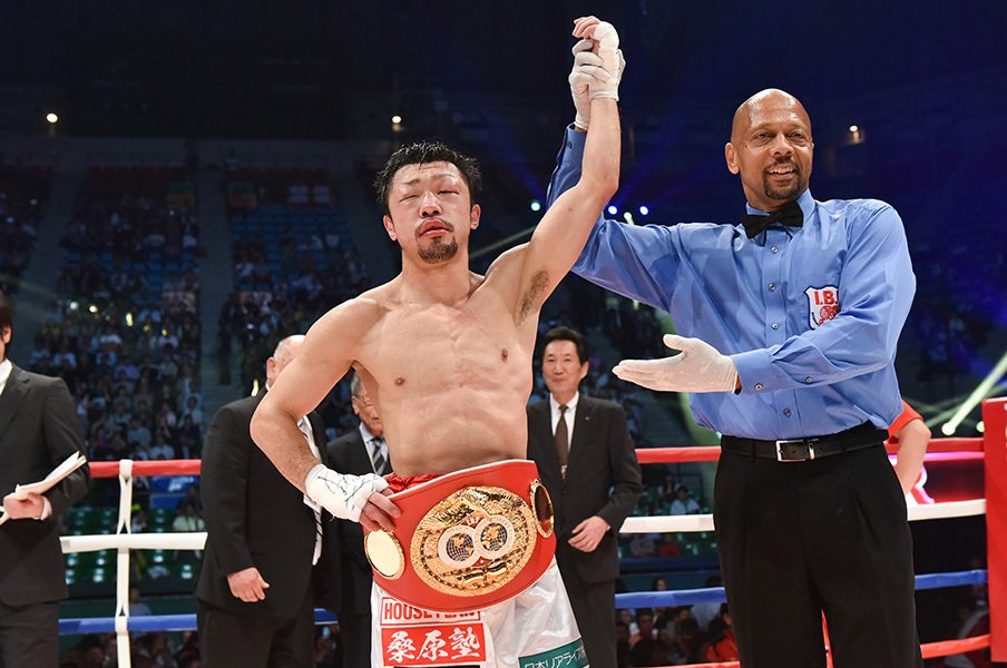 八重樫「生き残りました」の初防衛。内山敗戦で気づいた崖っぷちの心。<Number Web> photograph by Hiroaki Yamaguchi
