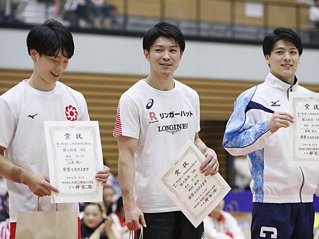 内村航平や村上茉愛ら復活を期す体操“4人のエース” 試金石の全日本シニア選手権へ<Number Web> photograph by KYODO