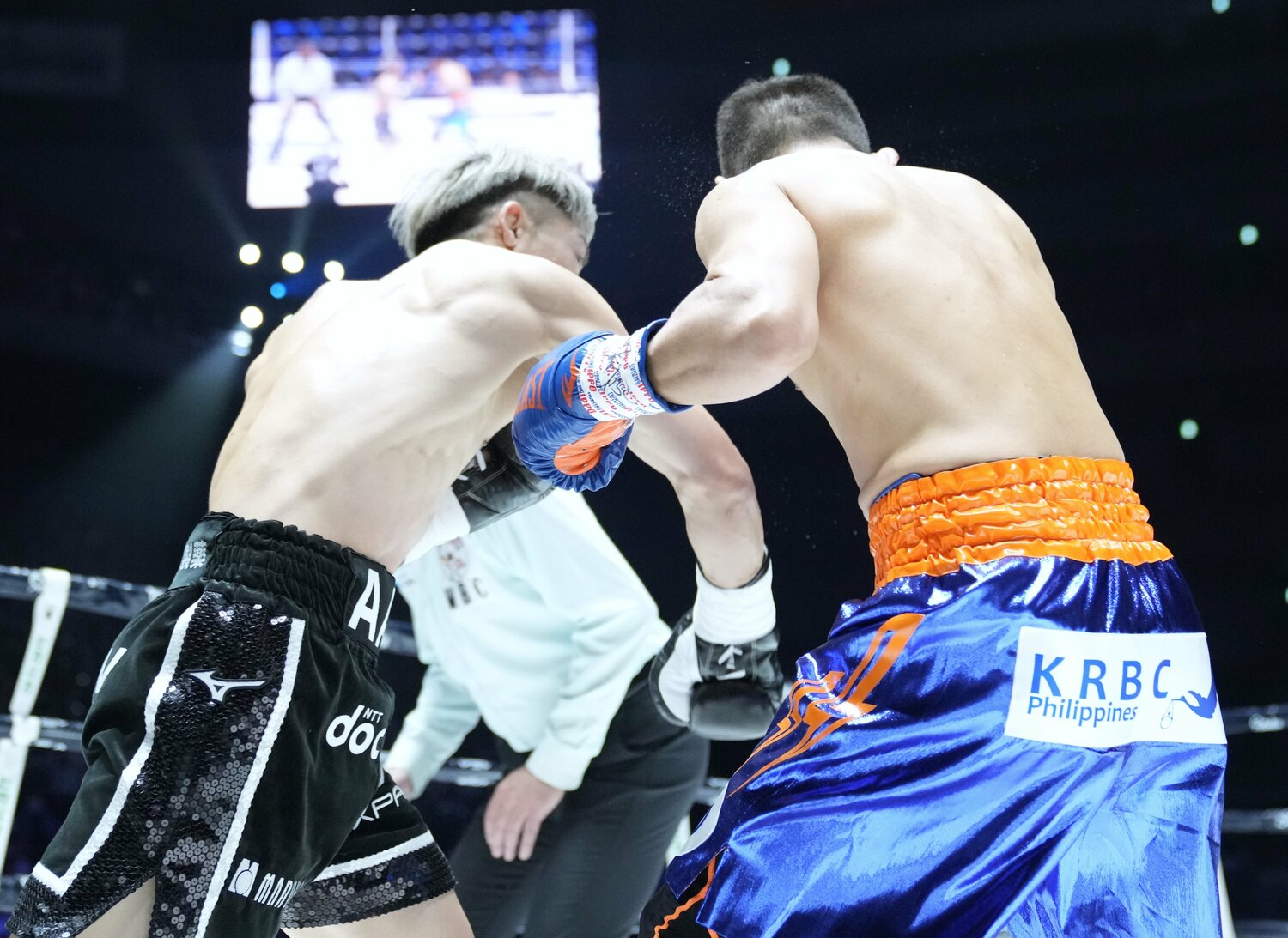 1ラウンド終了間際、井上の右がドネアのテンプルを打ち抜いた瞬間 ©Naoki Fukuda