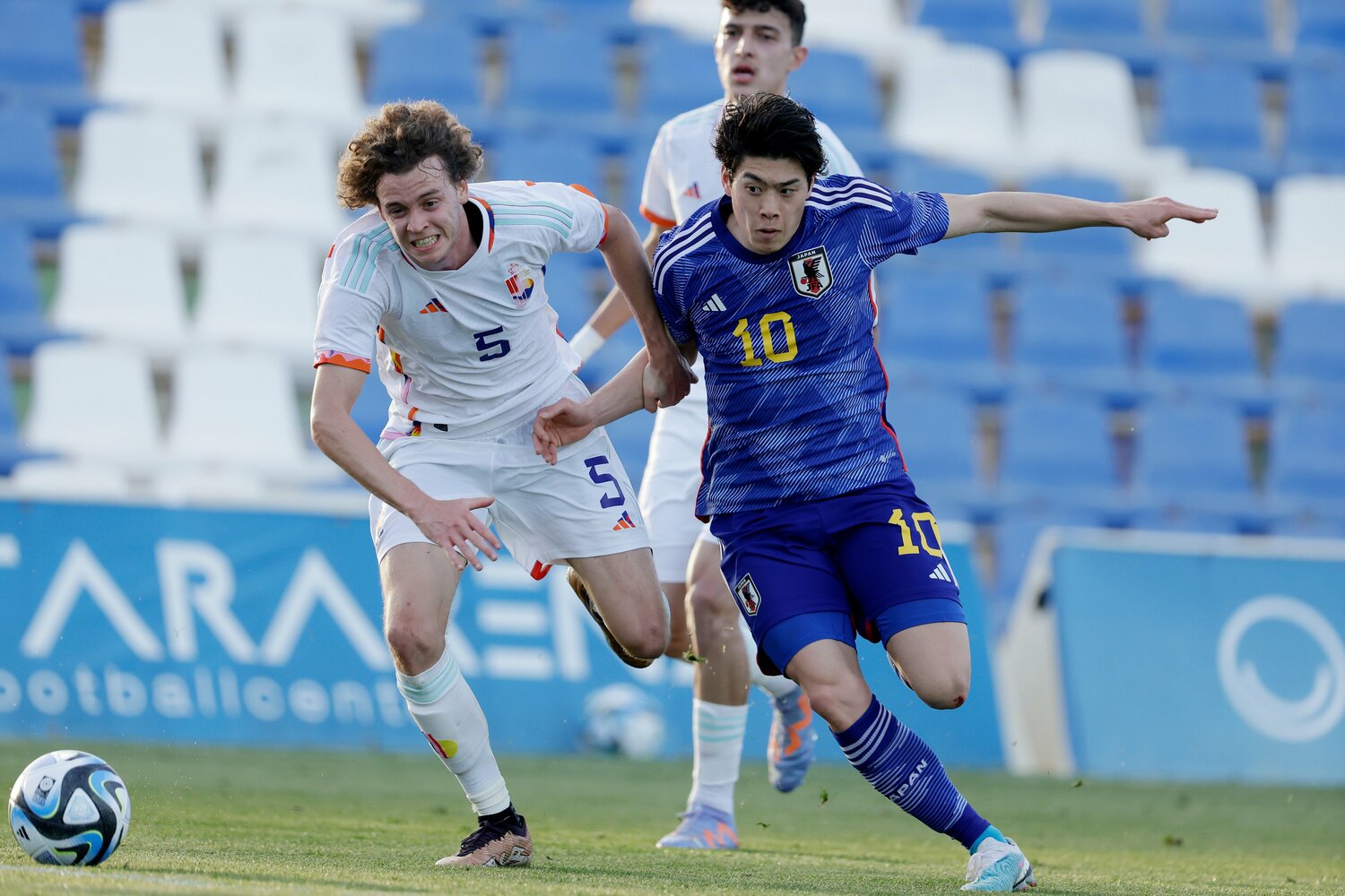 2023年のU-21ベルギー戦、デカイペルとマッチアップする唯人 ©Getty Images