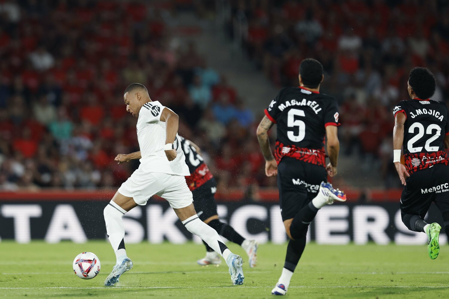 自陣から敵陣まで、相手マークを振り払うような独走を見せたエムバペ