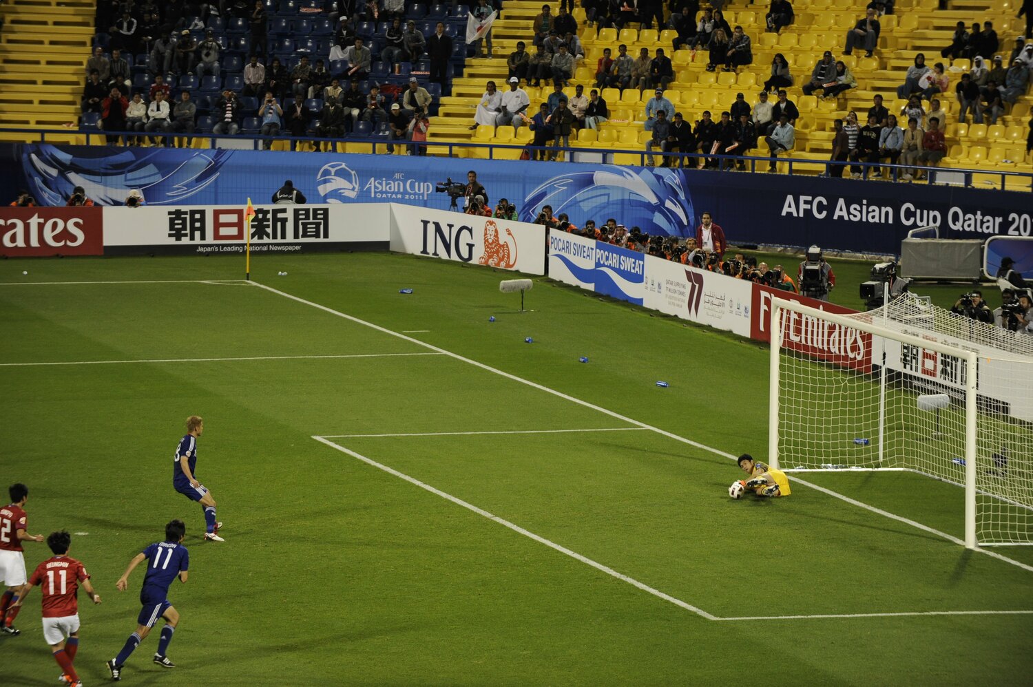 2011年のアジアカップ準決勝、本田圭佑のPKをストップするチョン・ソンリョン　©Takuya Sugiyama