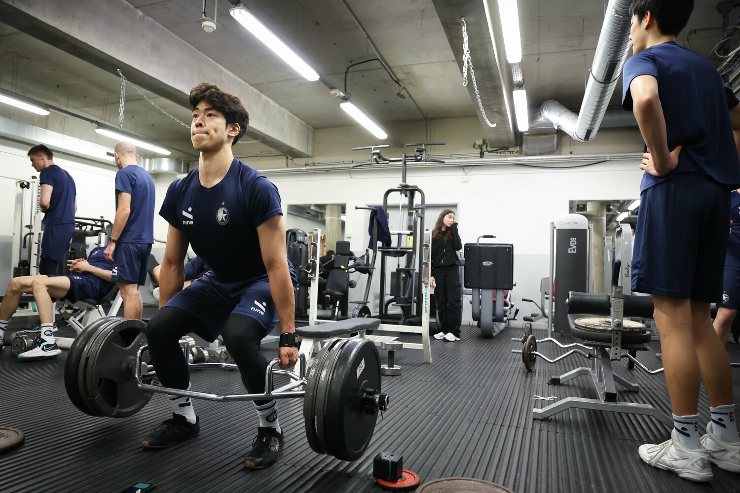 フランスでもトレーニングを欠かさなかった宮浦　©️Takahisa Hirano