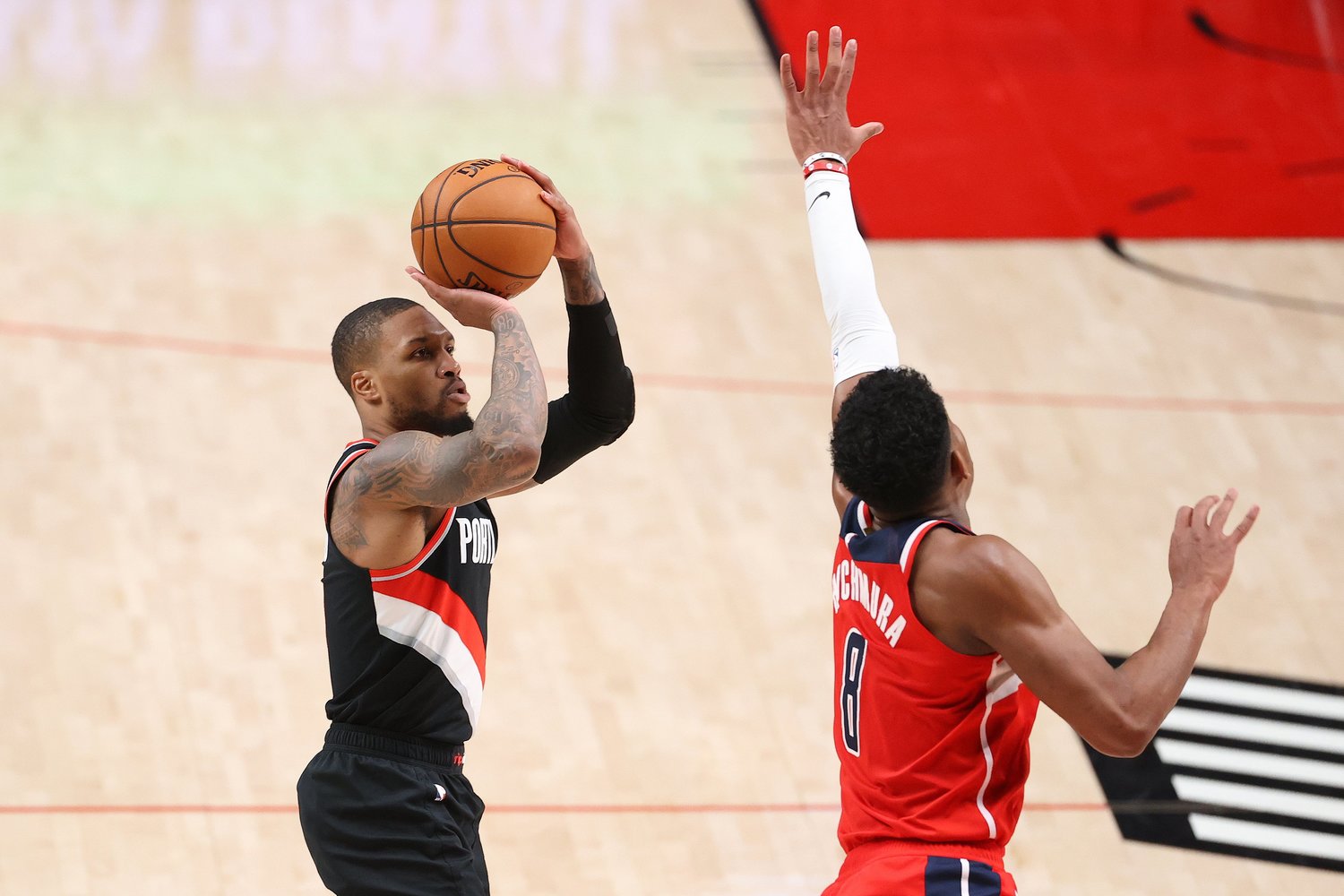 リラードのシュートを防ぐ八村 ©Getty Images