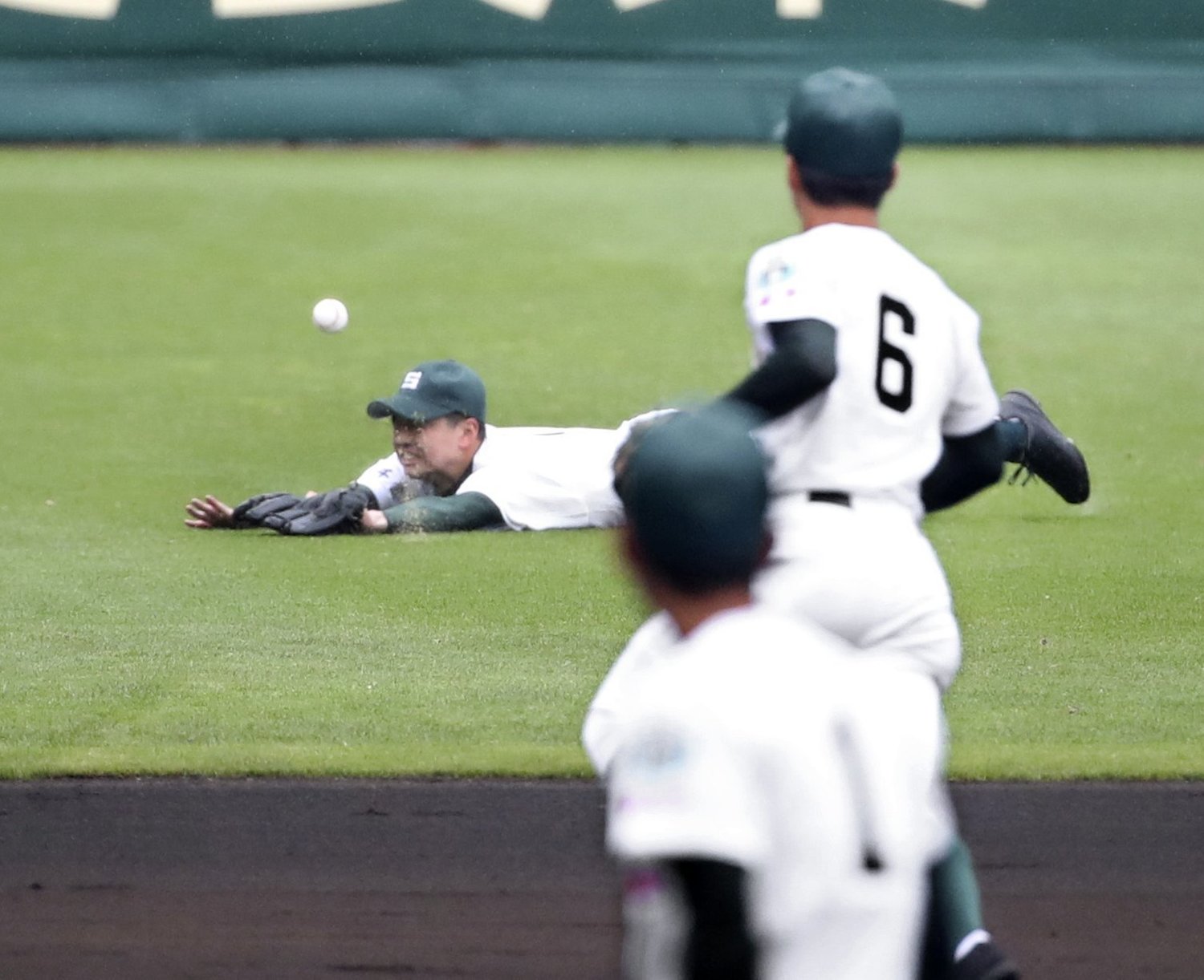 7回裏中京大中京2死二塁、櫛田の打球に飛びつく専大松戸のレフト吉岡。決勝の2点ランニングホームランとなった　©KYODO