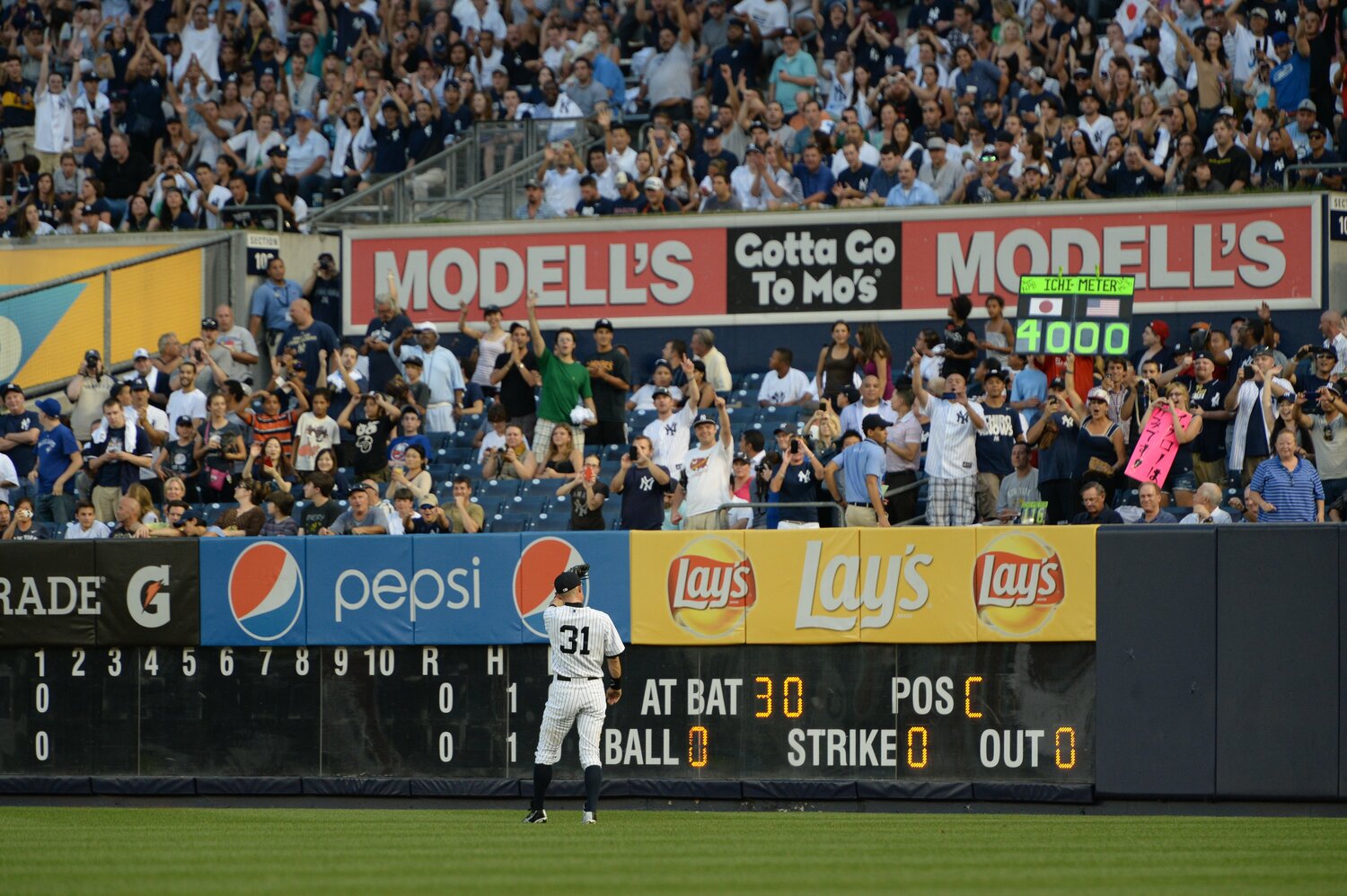 ファンの「コール」に応えるイチロー　©Naoya Sanuki