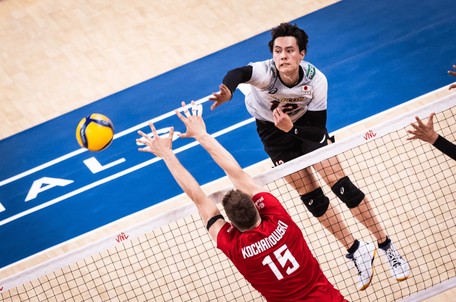 味方の動き、相手の陣形などを瞬時に判断してスパイクを打ち分ける高橋藍　©︎FIVB