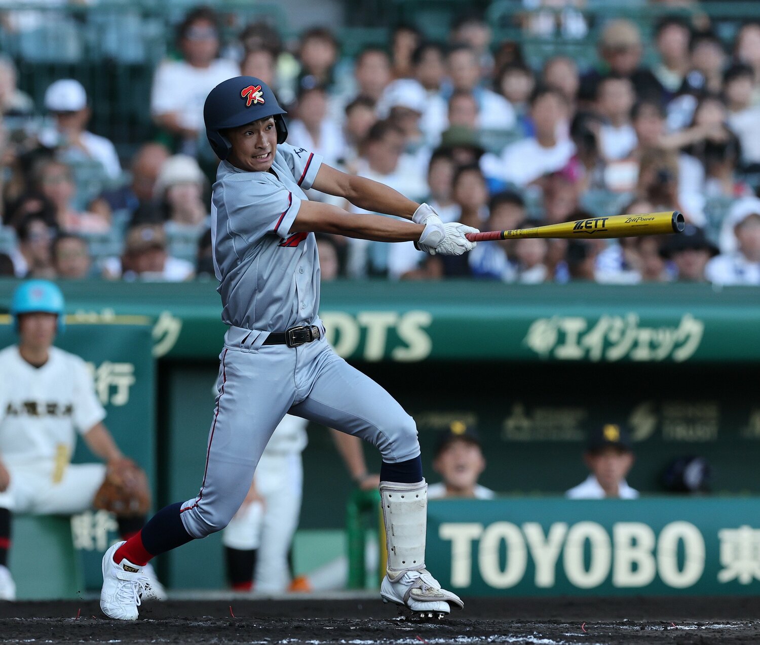1回戦・札幌日大戦でタイムリーを放つ金本祐伍　©︎JIJI PRESS