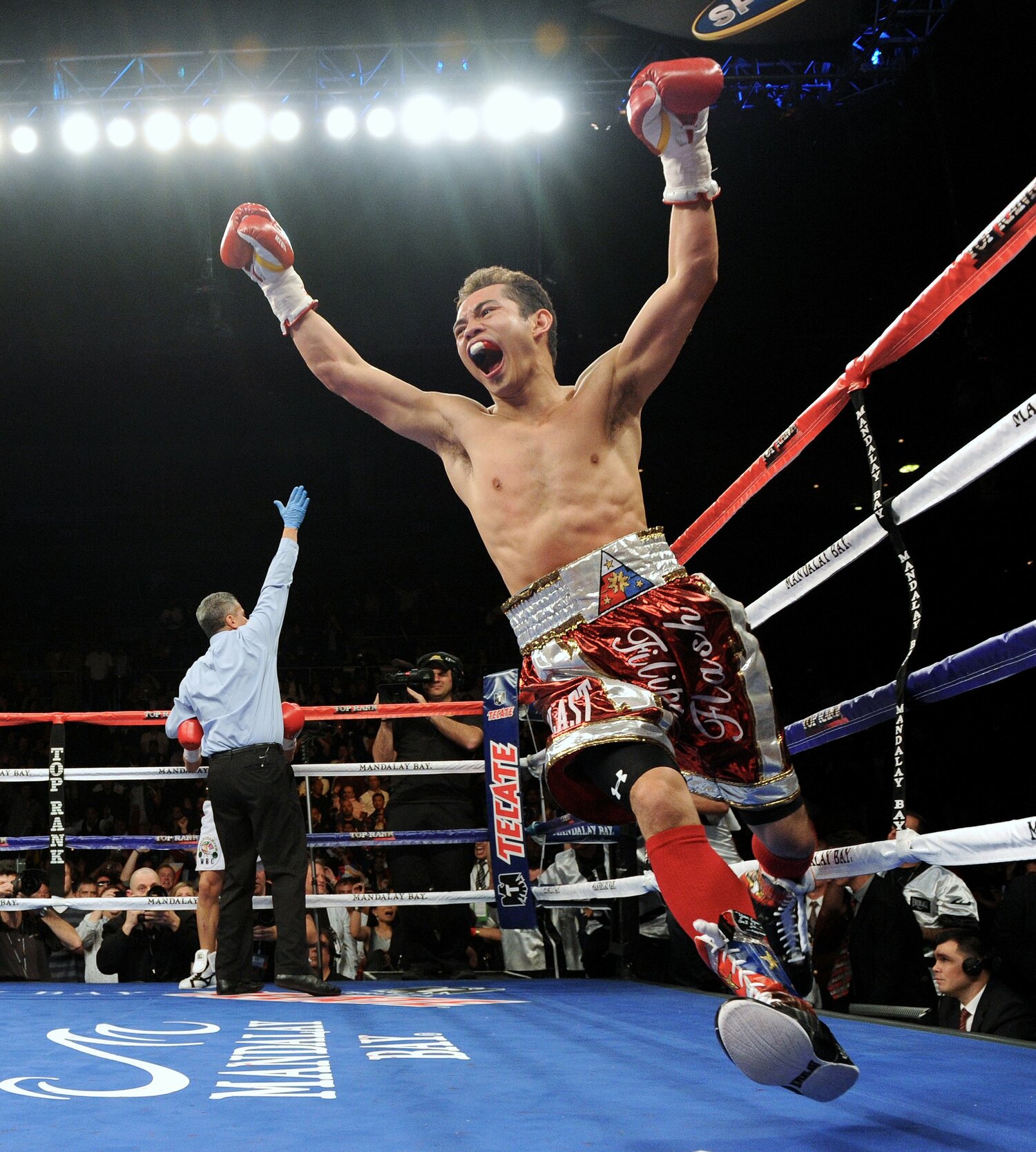 2011年2月19日、WBC・WBO世界バンタム級タイトルマッチでモンティエルを下し、歓喜するドネア ©Naoki Fukuda