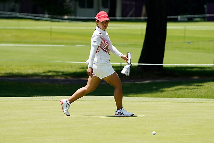 霞ヶ関CCを訪れてからも、ヤーデージブックを手にコースを確認する畑岡　©︎Shizuka Minami