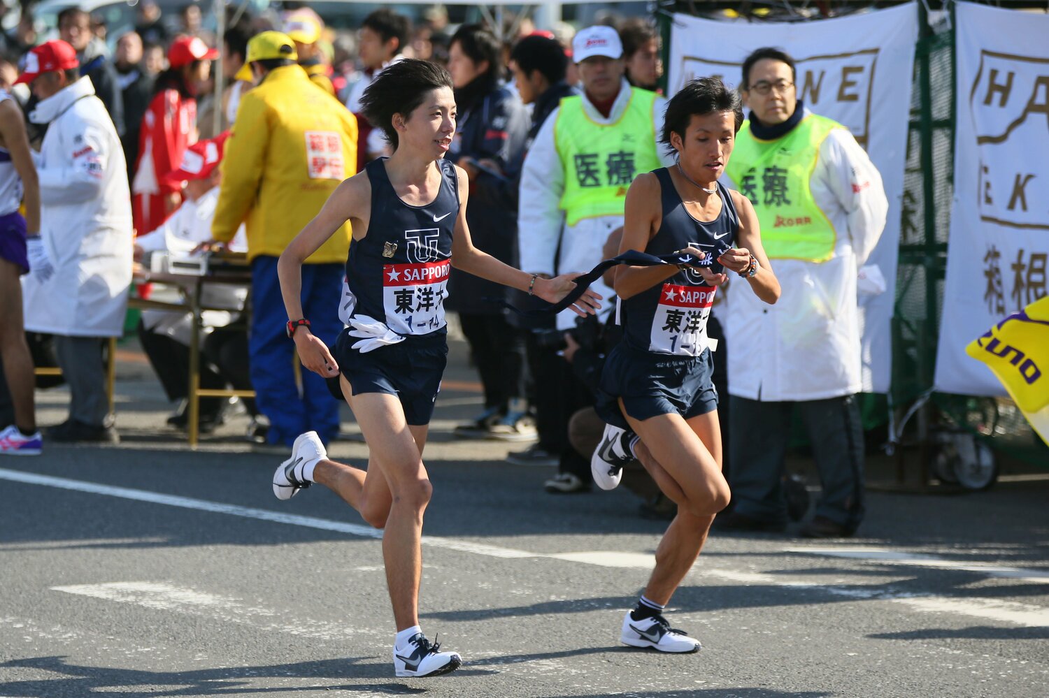 第89回箱根駅伝3区をトップで走り、たすきをつないだ東洋大・設楽悠太（左）©︎AFLO