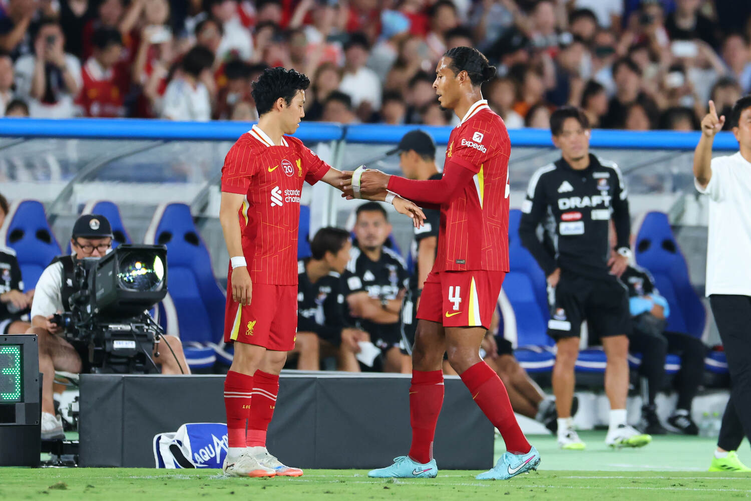 遠藤にキャプテンマークを託すファンダイク。昨年の横浜Fマリノス戦で　©AFLO