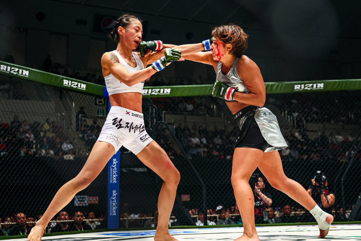 RENAは左目上から出血。激しい打撃戦に　©RIZIN FF Susumu Nagao