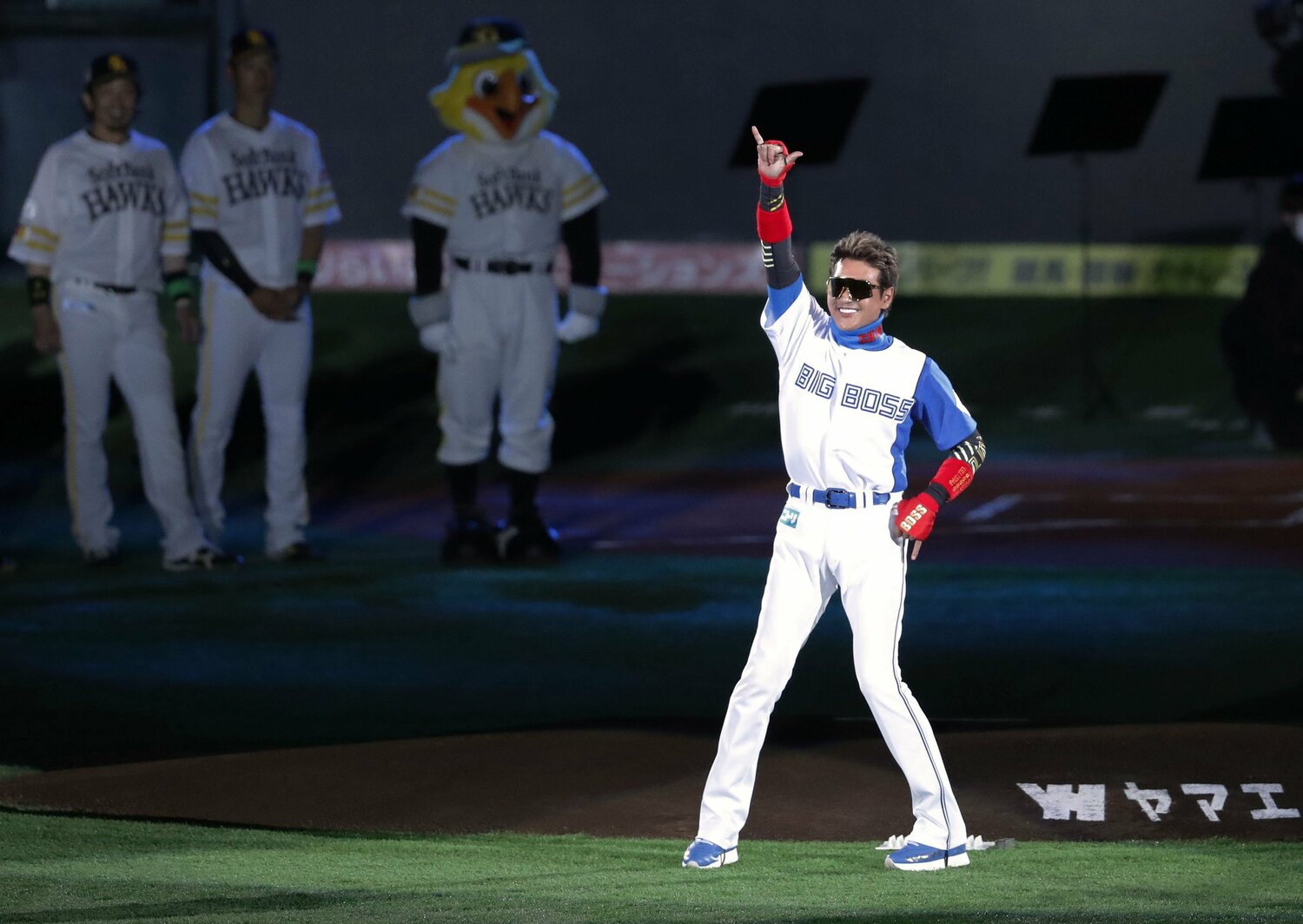 開幕セレモニーで登場した新庄剛志監督 ©KYODO