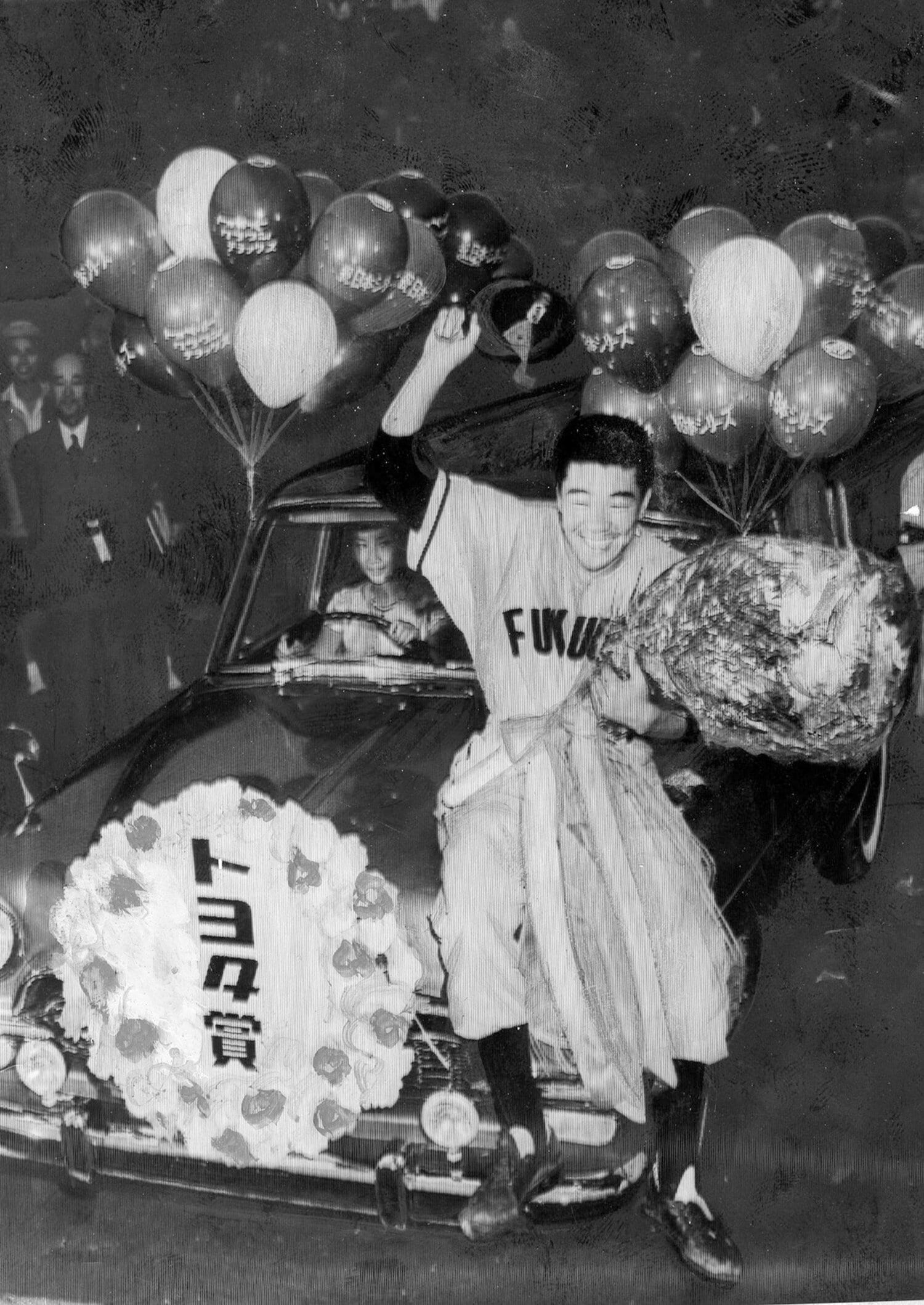 1958年日本シリーズ。最高殊勳選手となり「トヨタ車」をもらって喜ぶ稲尾 ©Sankei Shimbun